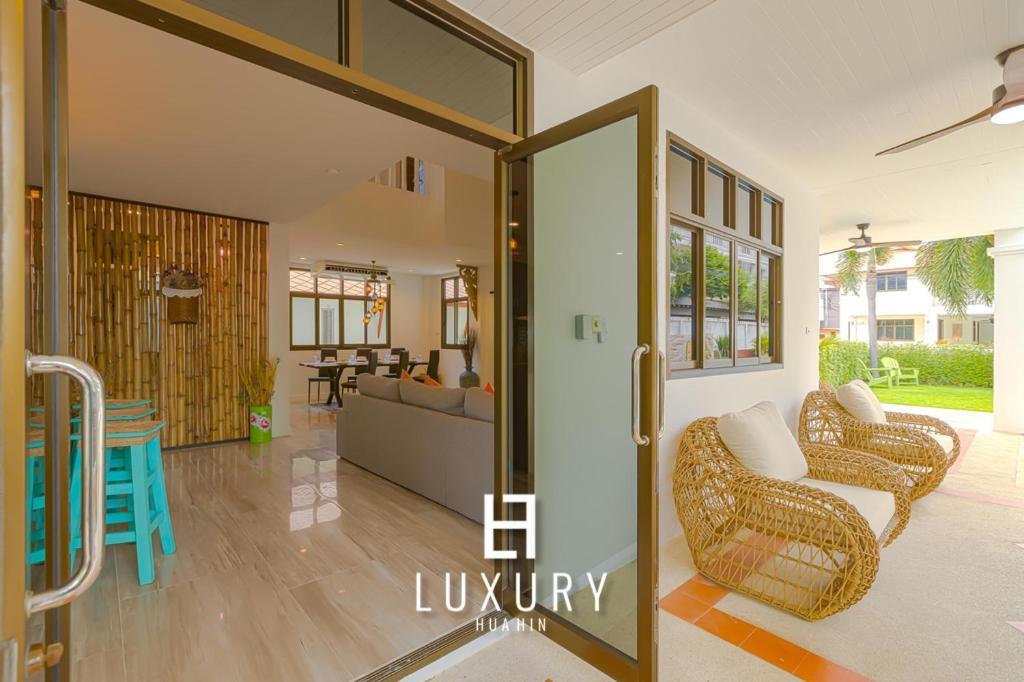 Modern Pool Villa, 4 Bedroom Close To - Hv *
